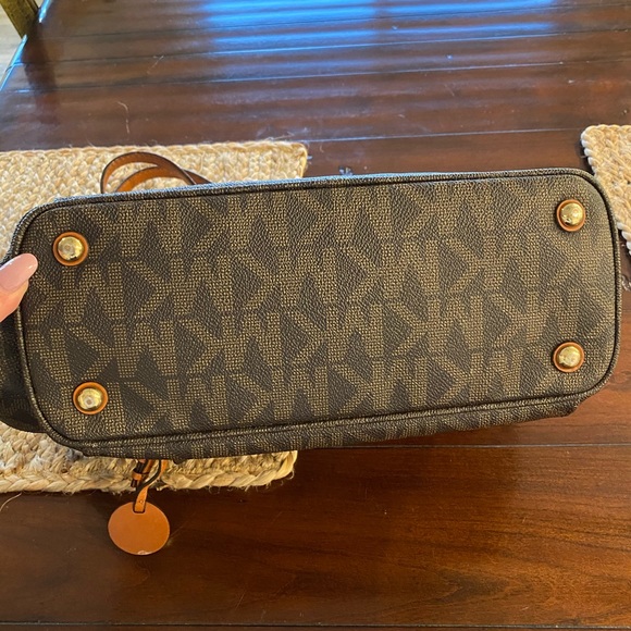 Micheal Kors purse - Picture 5 of 5